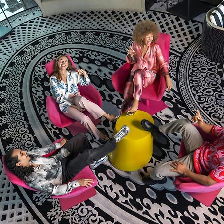 ホテル W マスカット エクステリア 写真 The 2018–19 season of Project Runway was the first to feature a "Project Runway All Stars" spin-off.