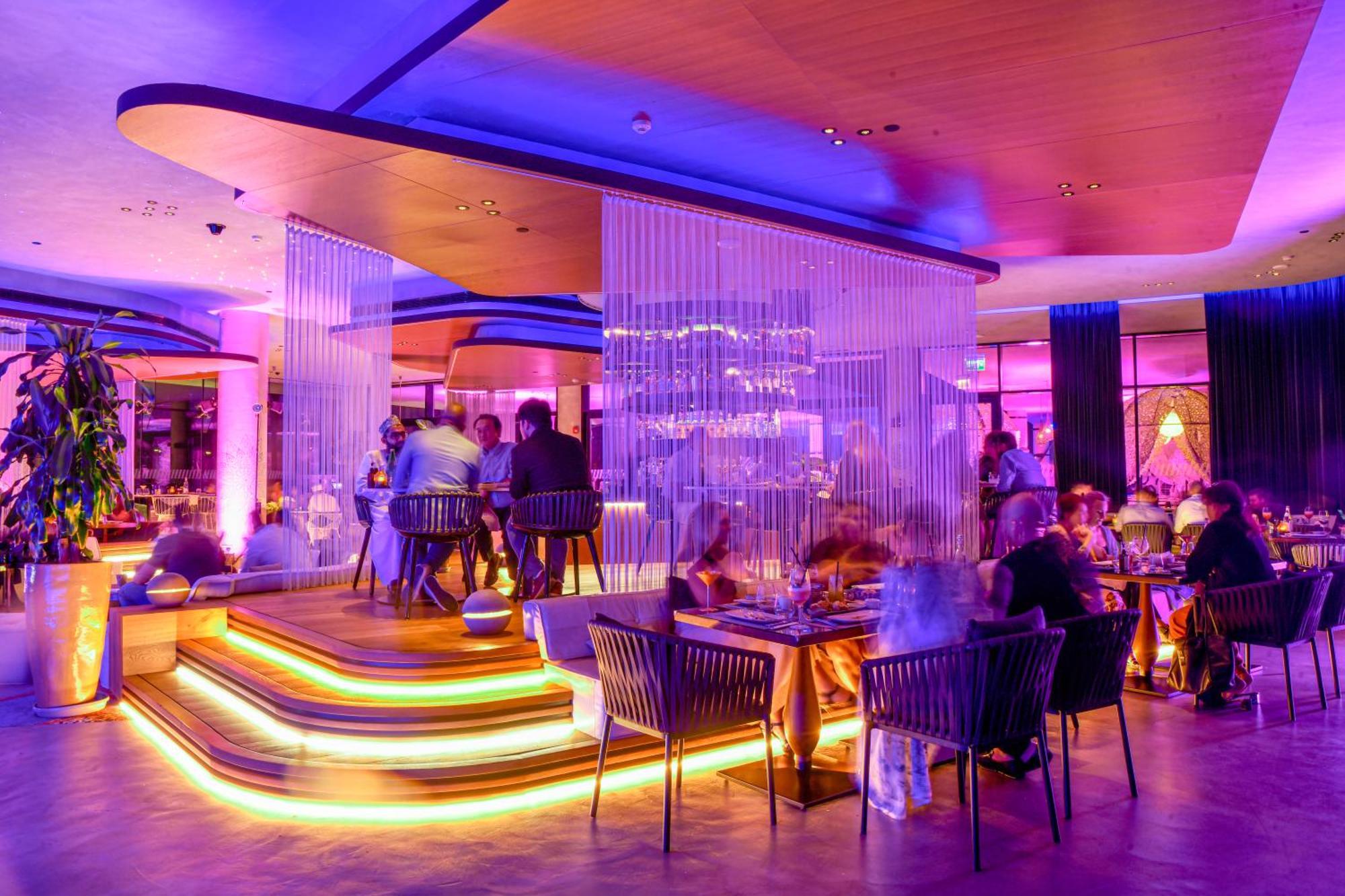 ホテル W マスカット エクステリア 写真 The interior of the restaurant