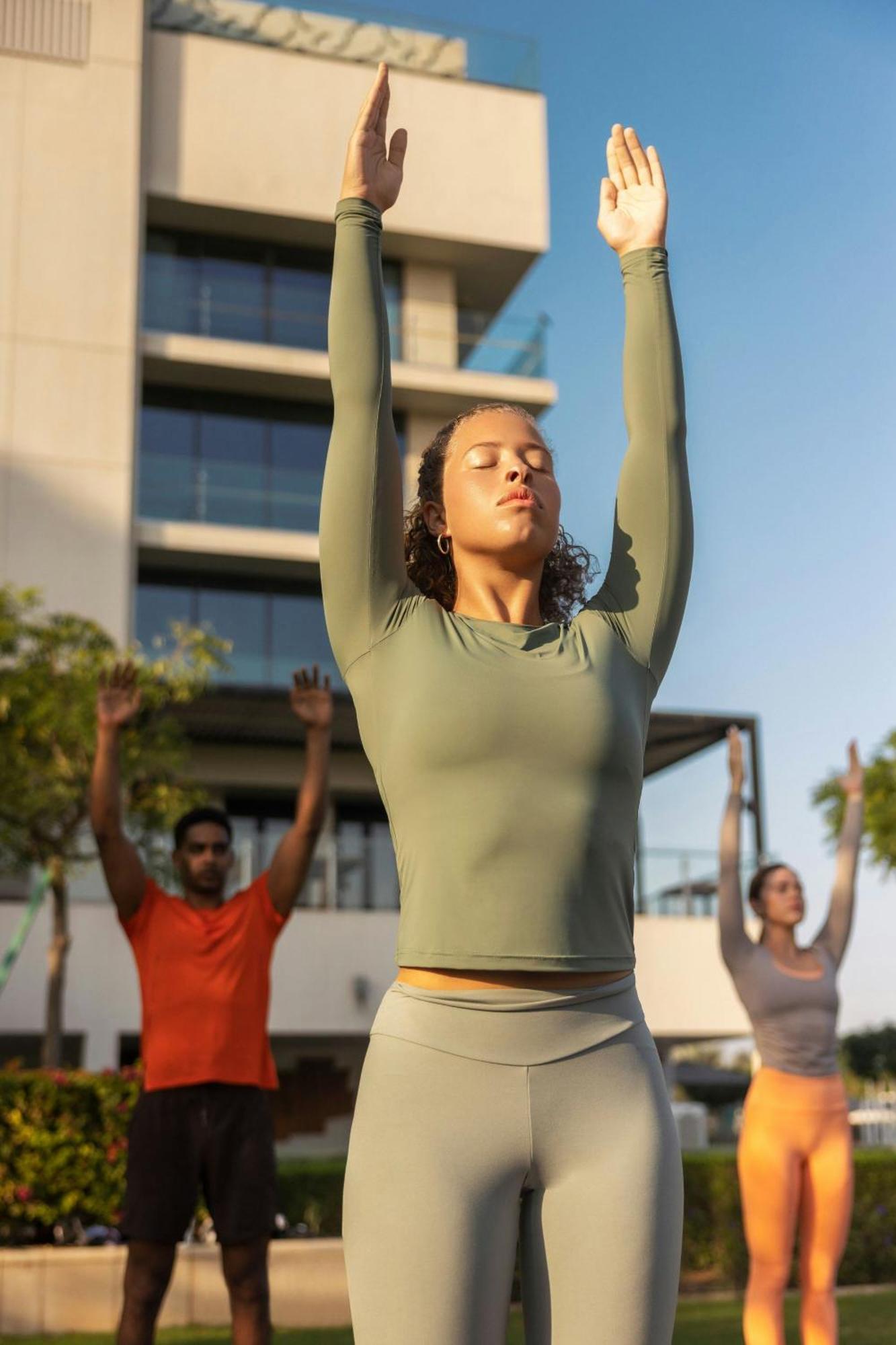 ホテル W マスカット エクステリア 写真 A woman practicing yoga