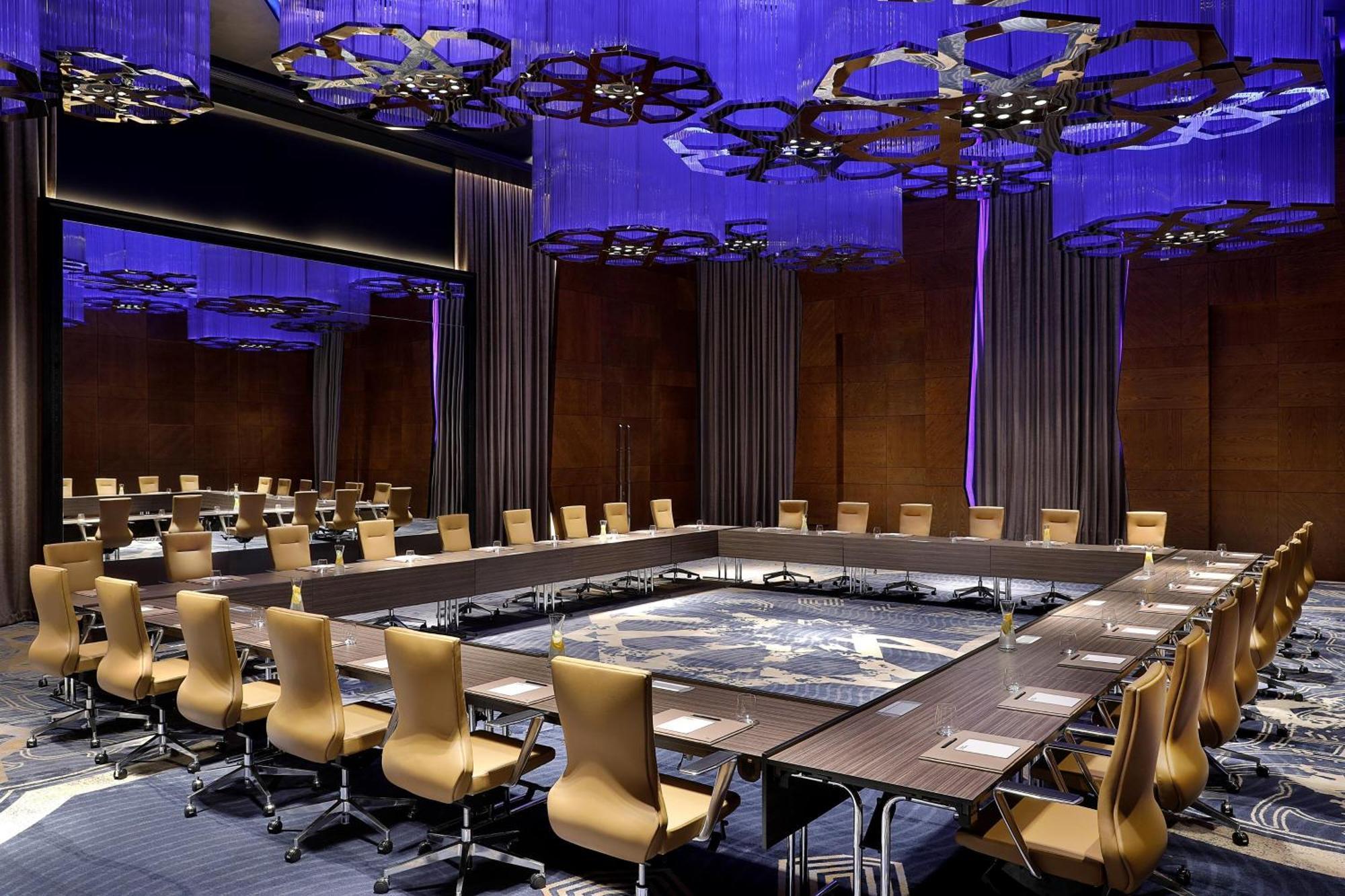ホテル W マスカット エクステリア 写真 The meeting room of the European Council